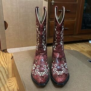 Red danicing cowgirl boots with white flowers